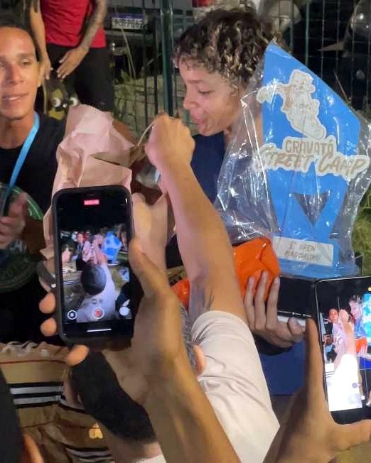 João Henrique com o troféu de campeão do Gravatá Street Camp 2025