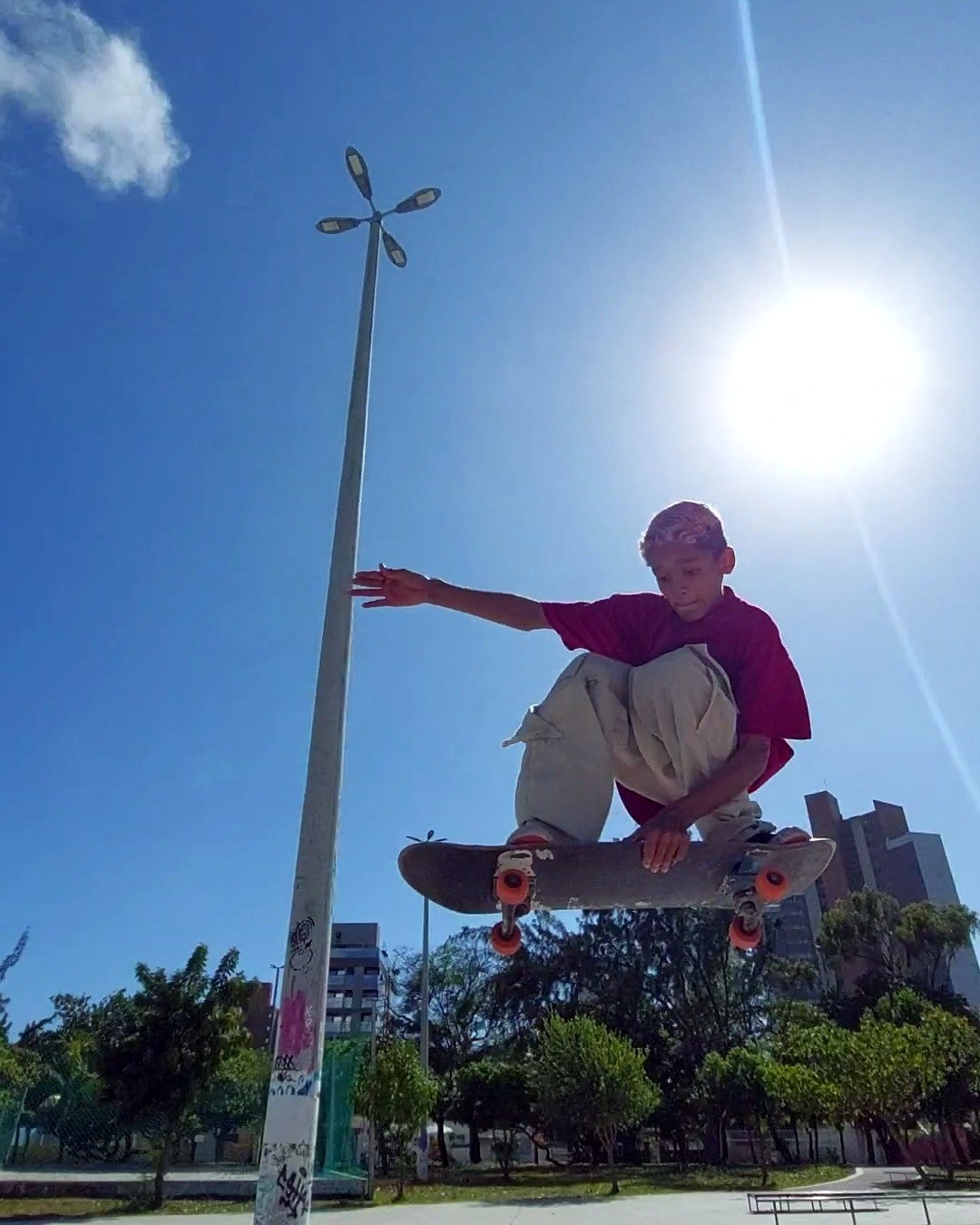 João Henrique andando de skate no STU Recife