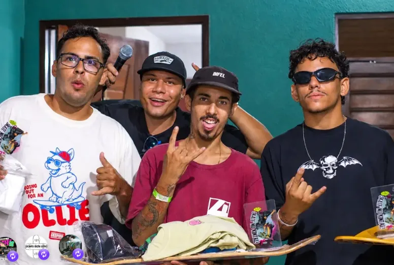 Skatistas reunidos em premiação do Skate Nu Quintal 7