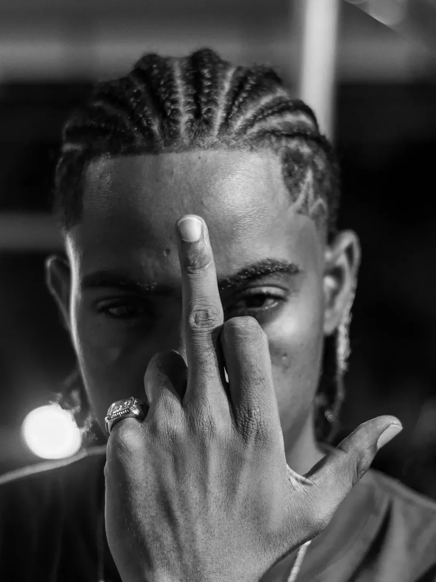 Retrato preto e branco de Wesley Thug, do seu Instagram